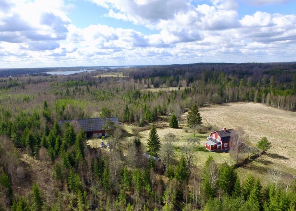 Huset med engen og søen Möckeln