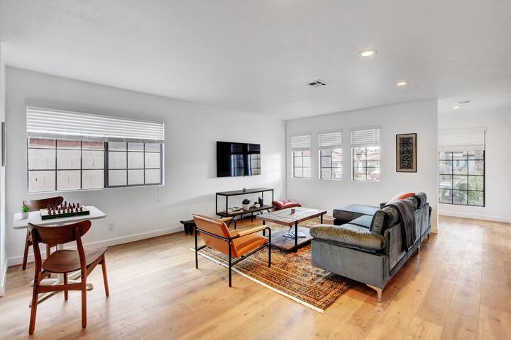 Charming Spanish Villa w/Pool, Close to The Strip gallery image 4