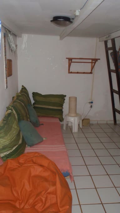 Espaço embaixo do mezanino que começa a 1,70 do chão! Mas esse espaço é suficiente para um colchão/sofá e para um puf e malas. Para se dormir mais confortavelmente, é preciso colocar o colchão no chão pois a base do sofazinho embaixo dele é mais estreita do que ele :-( Mas o colchão é novinho!