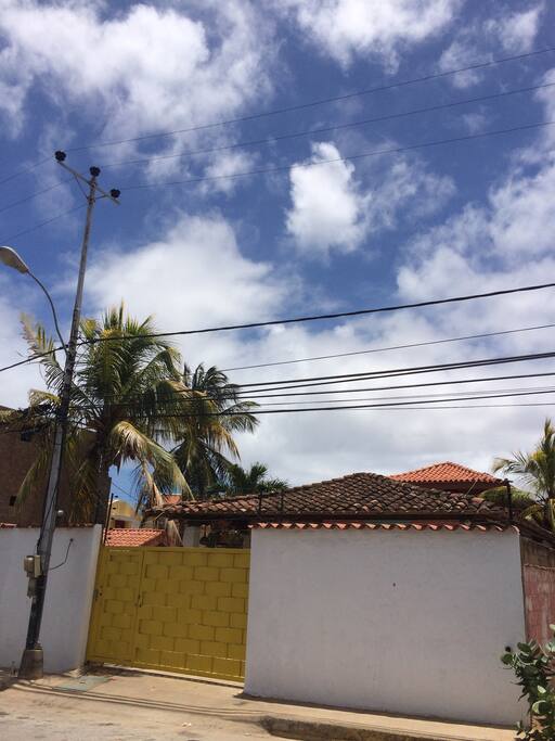 Vista de la cabaña desde la calle Miragua.