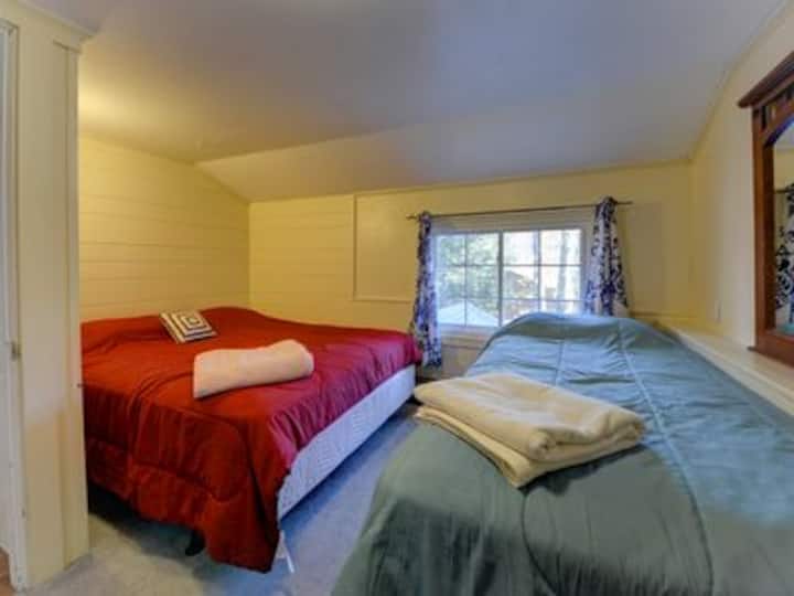 Štvrtá spálňa s výhľadom na hory, manželskou posteľou Queen a oddelenou posteľou