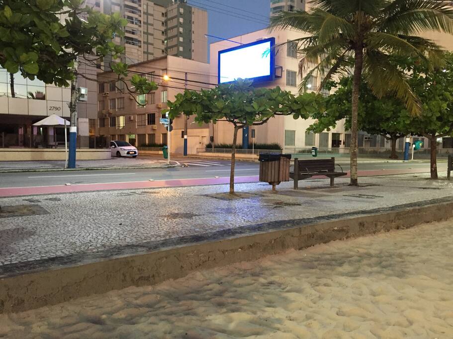 Vista da praia para a rua e apartamento