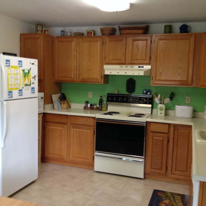Fully equipped kitchen for eating in.