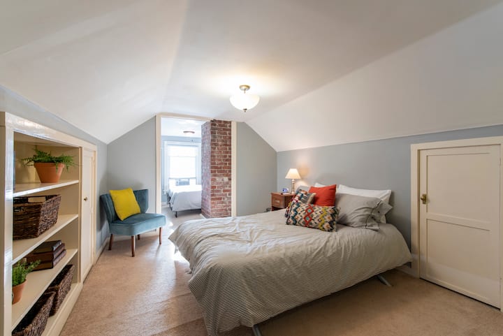 楼上有两个睡眠区。 一张标准双人床和一间全功能卧室。 这些位于楼上的一个合住房客厅区域。