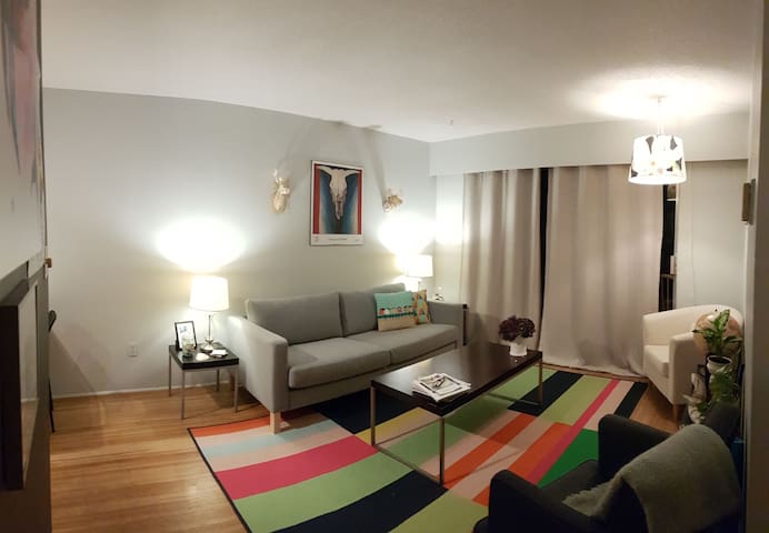 Bright and colorful 1-bedroom apartment in Kits