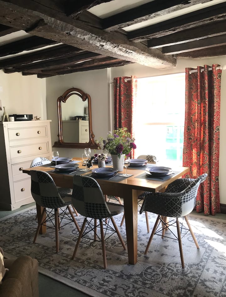 Quaint 18thC 3bed cottage in historic village. Cottages for Rent in Hambledon, England