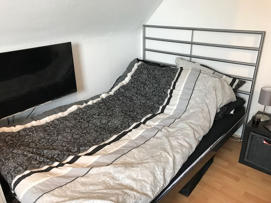 Gemütliches Doppelbett mit GUTER Matratze und TV