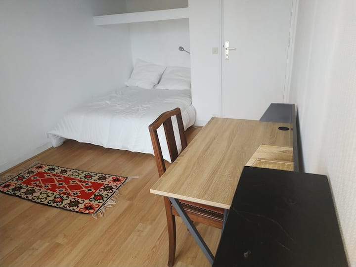 Საძინებელი საწოლი 140 სამუშაო მაგიდის მაგიდით