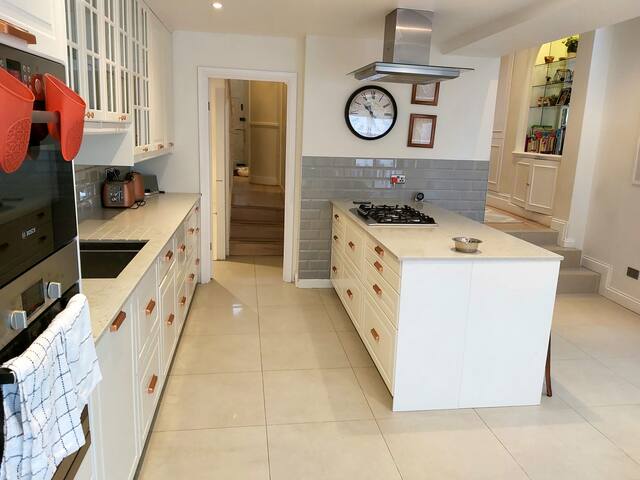 Luxury 5 Bed 4 Bath Garden House (3 desks) gallery image 2