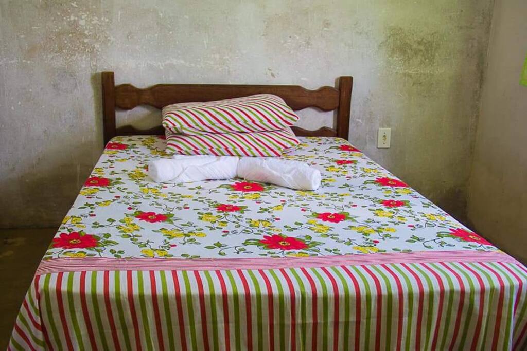Quarto com banheiro social.