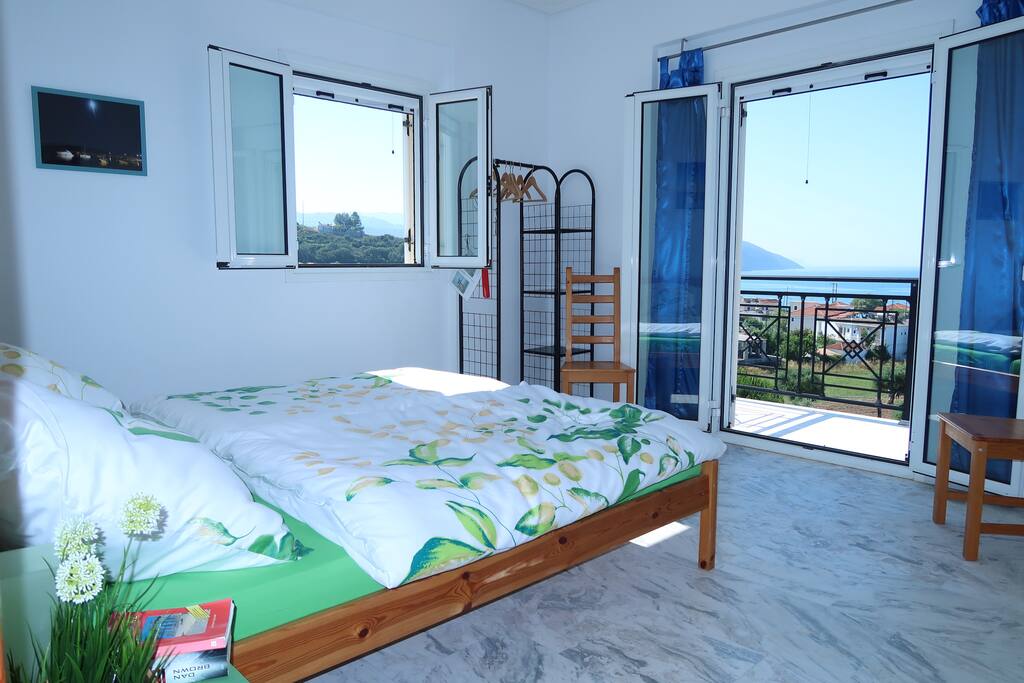 großes Schlafzimmer mit eigenem Balkon nach Süden