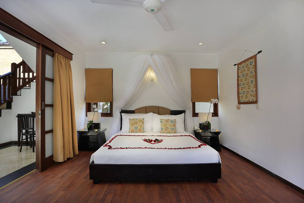 Bedroom with kingsized bed