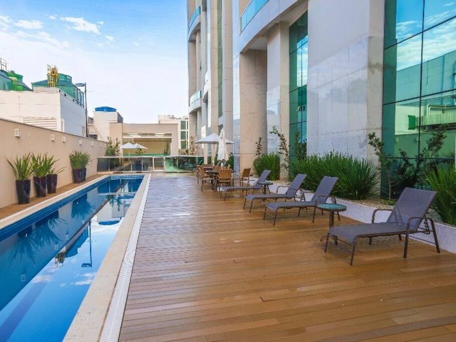 Piscina com raia, climatizada. Dá acesso à sauna