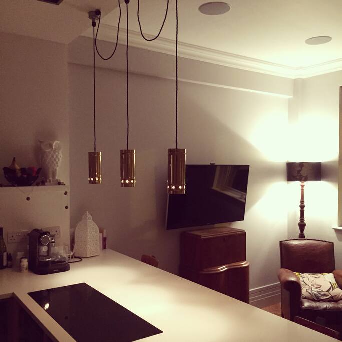 Open plan breakfast bar.