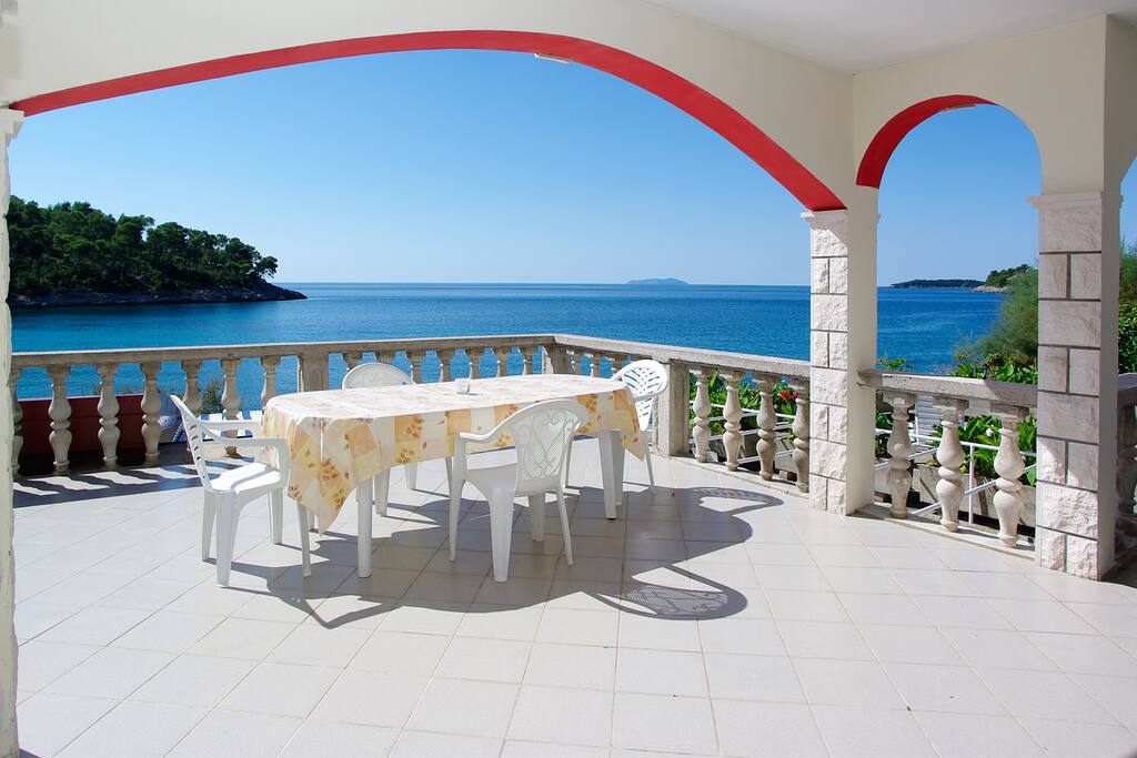 lage terrace with sea view
