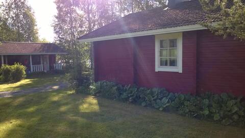 Idyllinen rantamökki