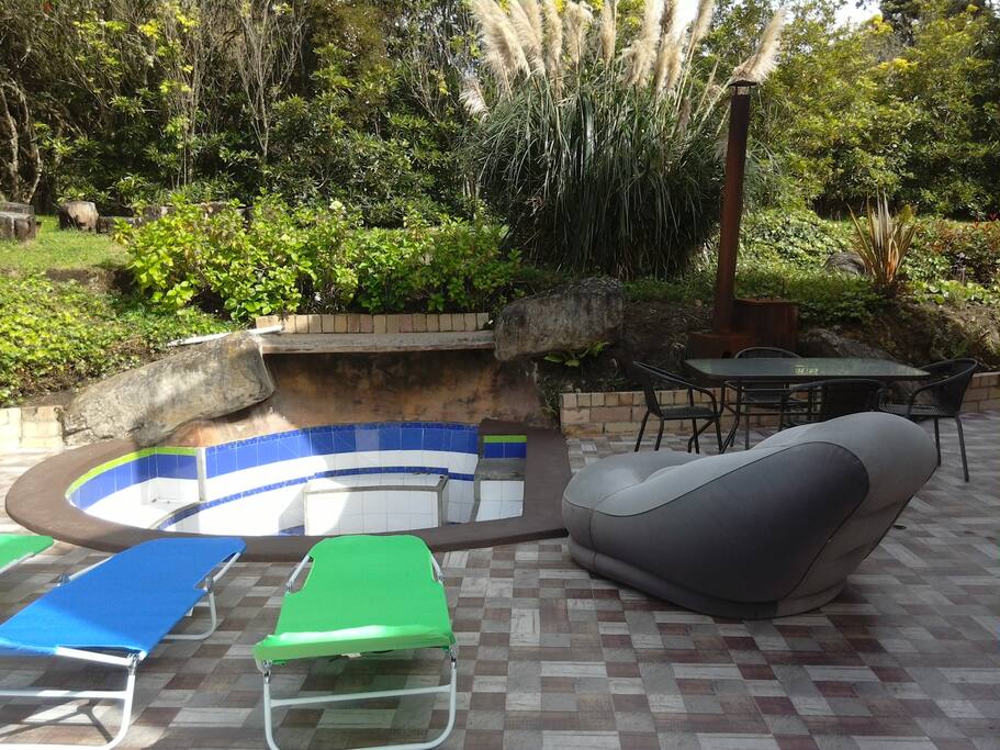 Zona de jacuzzi peivado con bbq perteneciente a la casa