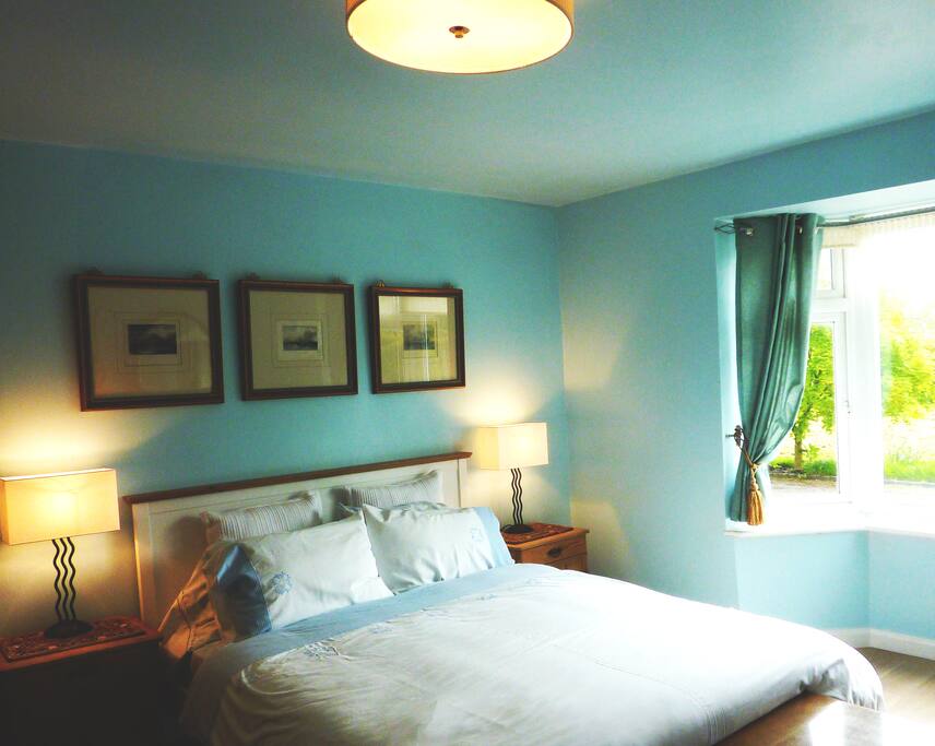Double bed with Baywindow overlooking enclosed Garden, Bedlinens provided