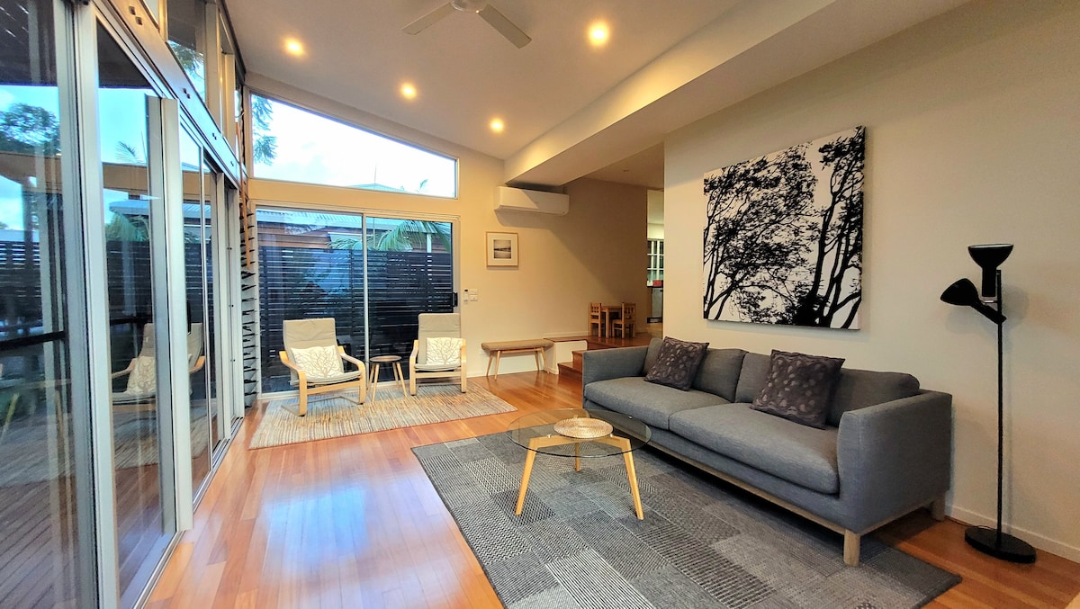 Successful Airbnb property: Pearl Beach Cottage~in the trees~150m to the beach in Central Coast Council