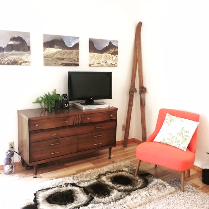 Mid century modern furnishings through out create a stylish atmosphere with a hint of Montana mountain flair!