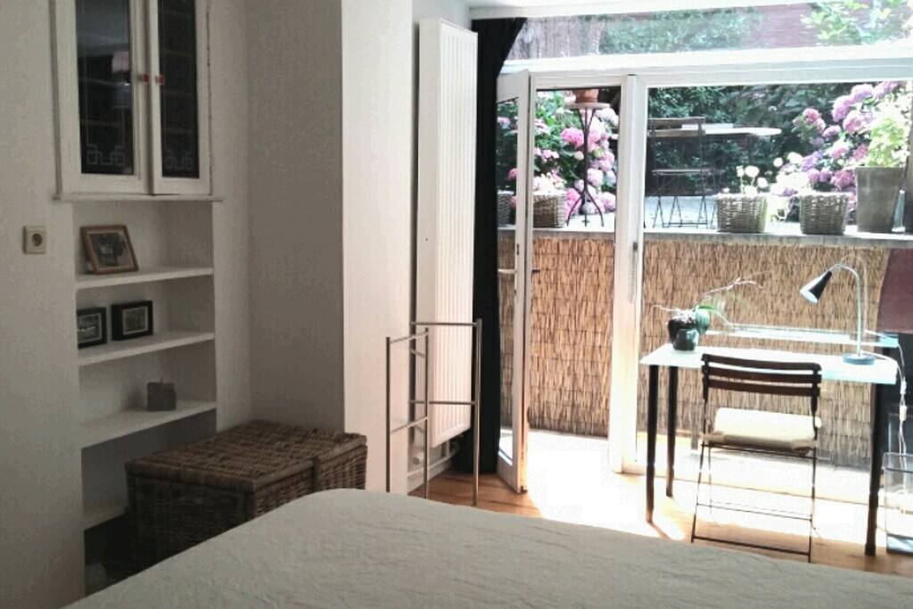 La chambre avec bureau et ouverture sur le jardin