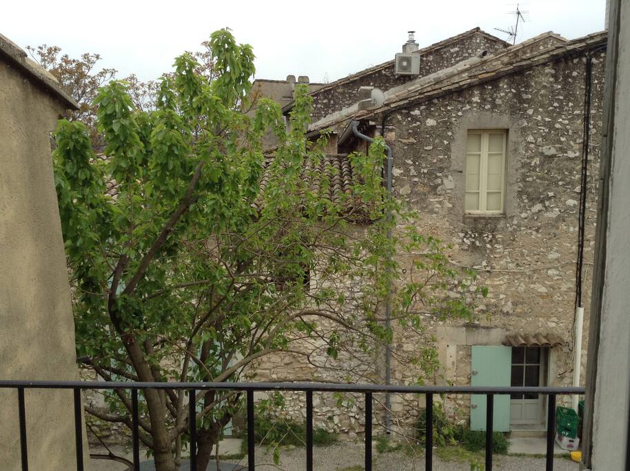 Vue du balcon donnant sur cour