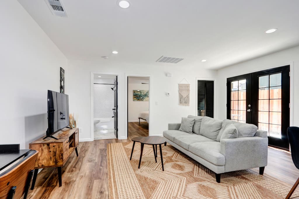 Modern 1bdr/1br home in downtown with private yard
