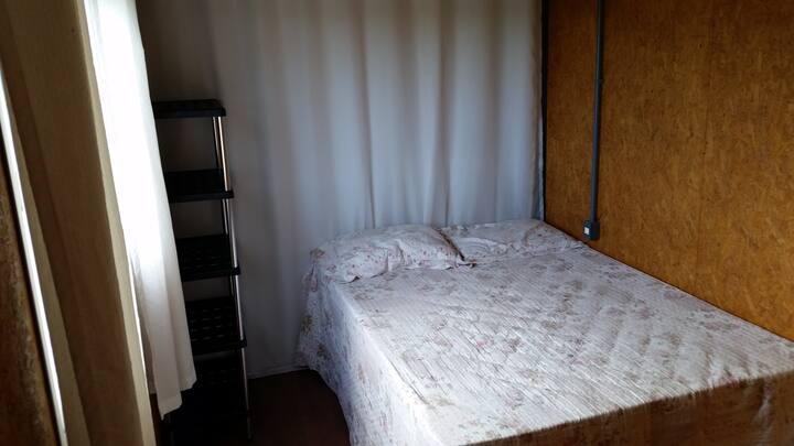 Spavaća soba s vrećama s krevetom s oprugama i bauom koji se podiže za odlaganje vaših stvari.