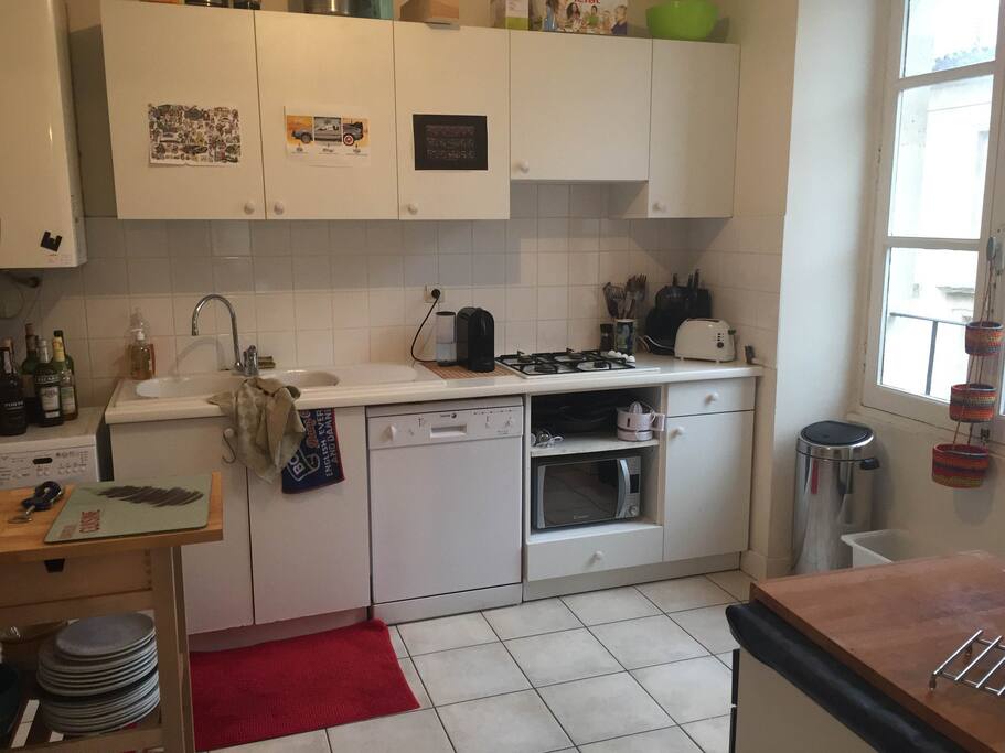 Cusine toute équipée avec vue sur le cours de l'Intendance
