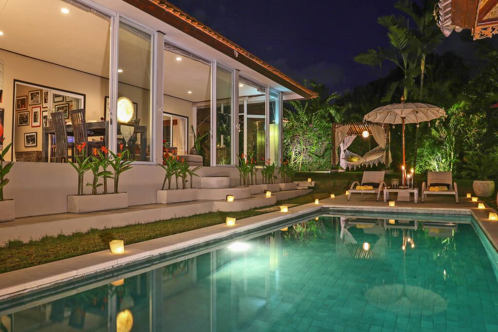 Large pool and garden with (glass) enclosed living room