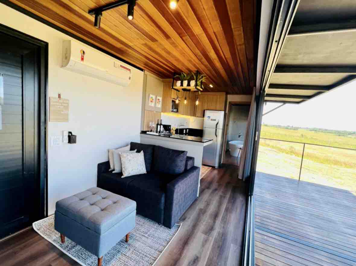 Sala e cozinha em conceito aberto. Integração total com a natureza.