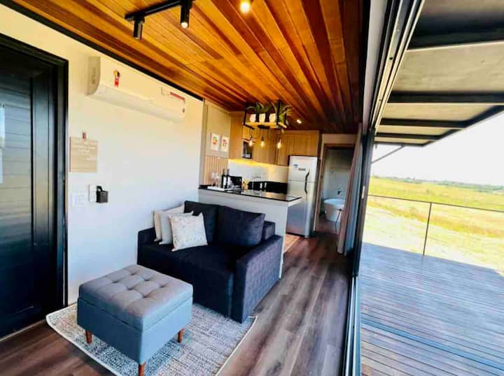 Sala e cozinha em conceito aberto. Integração total com a natureza.