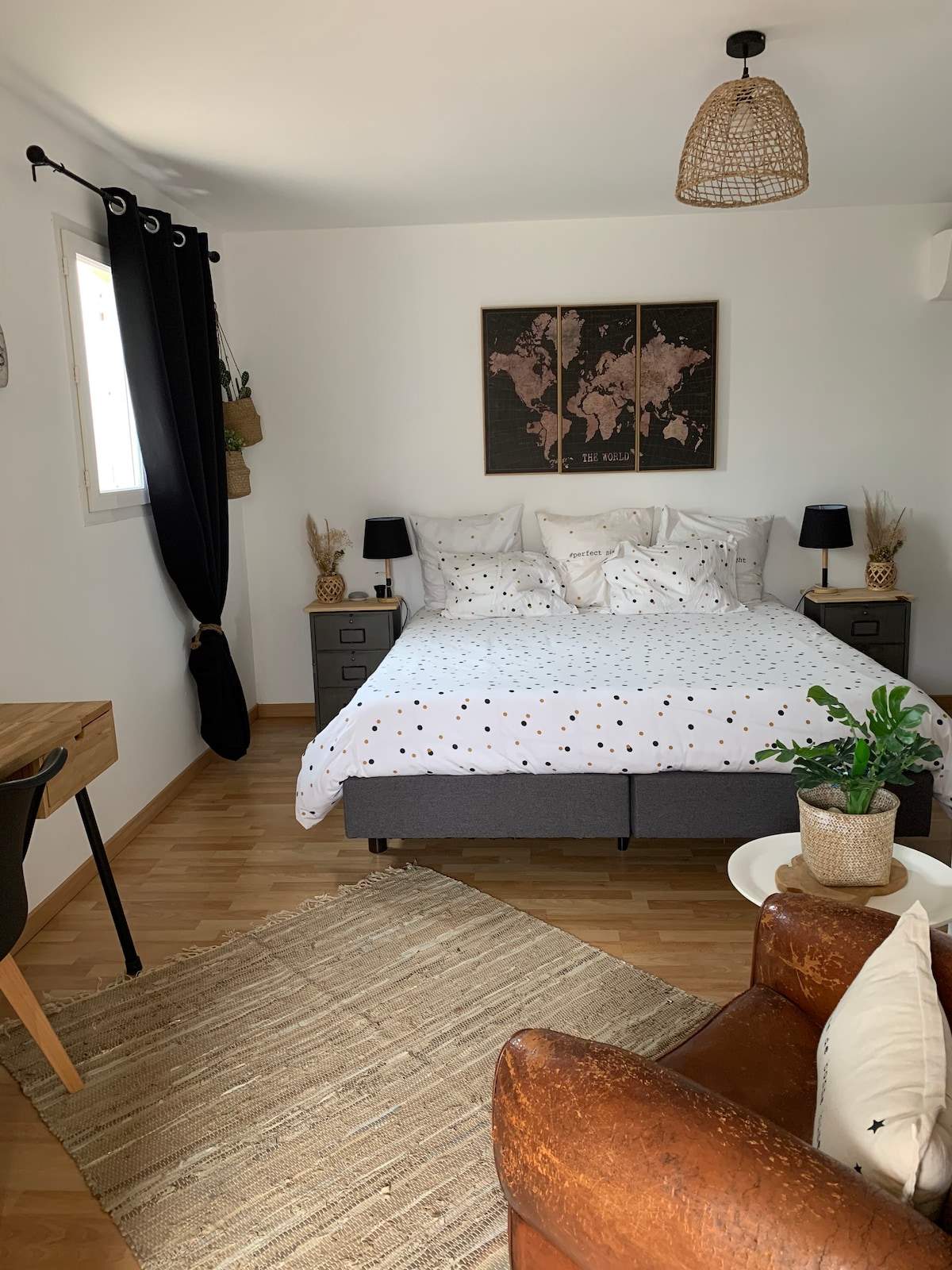 חדר הורים 3 עם מיטת זיכרון בגודל 180 ס"מ ומיזוג אוויר למעלה 