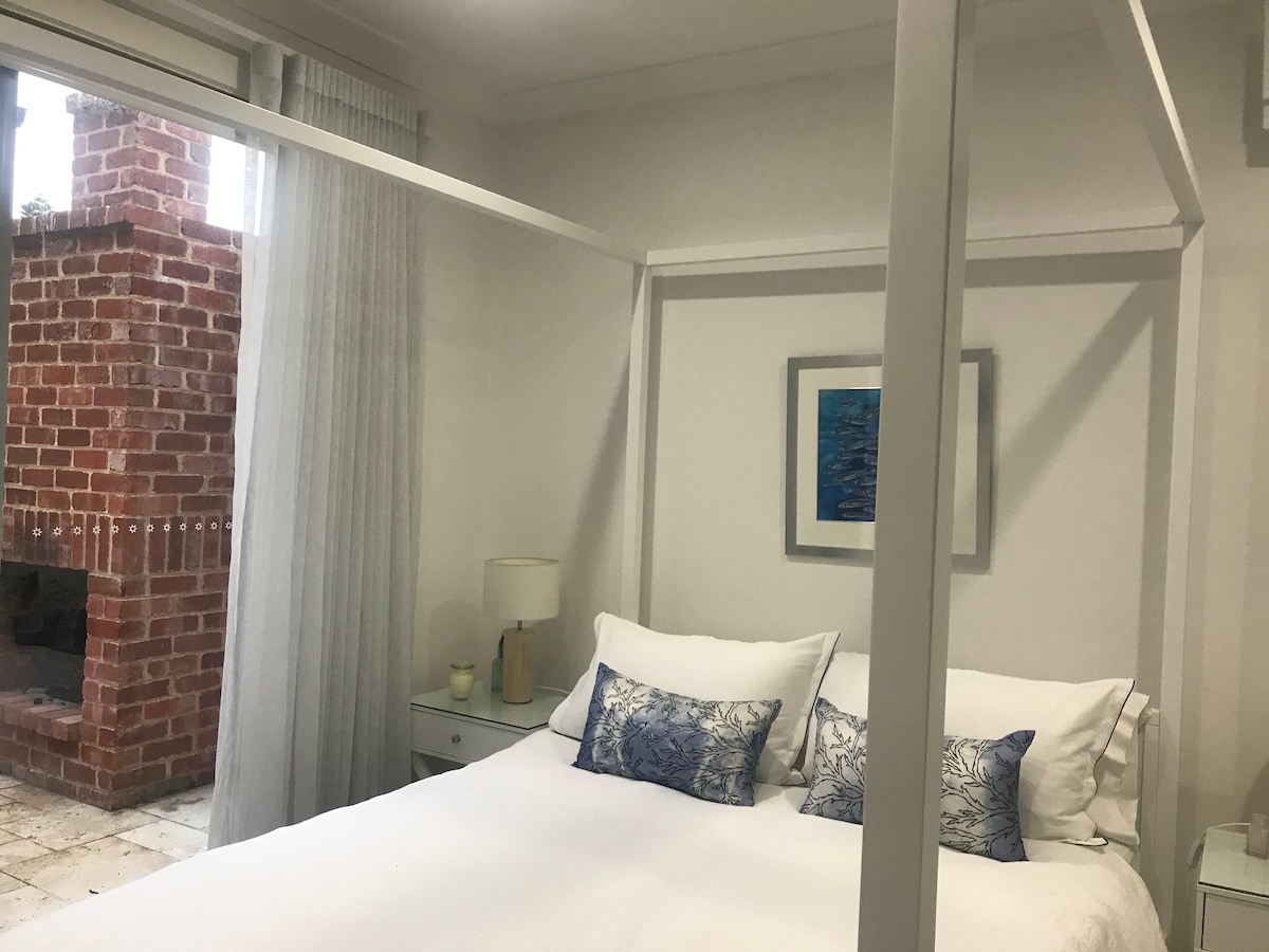 Spálňa 2 má vedúcu do stredového krbu a má priľahlú vlastnú kúpeľňu a rozkladaciu pohovku.