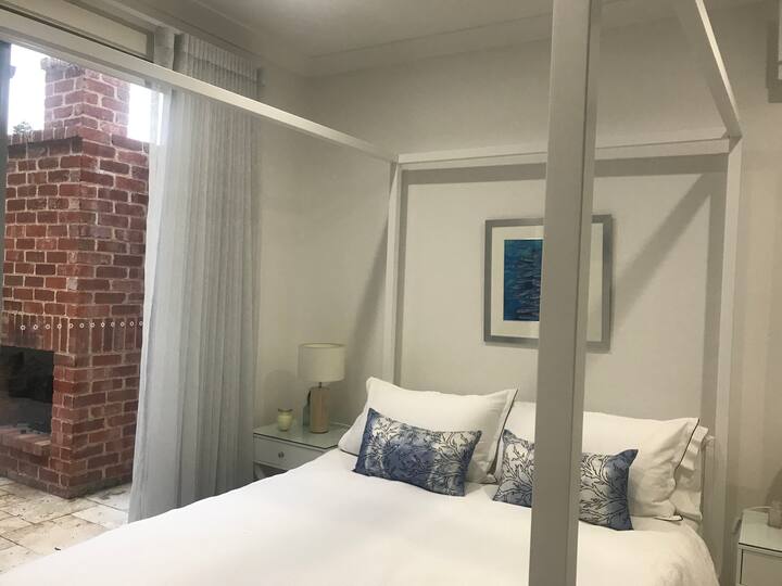 El dormitorio 2 tiene acceso a la chimenea central y tiene un baño privado contiguo y un sofá cama.