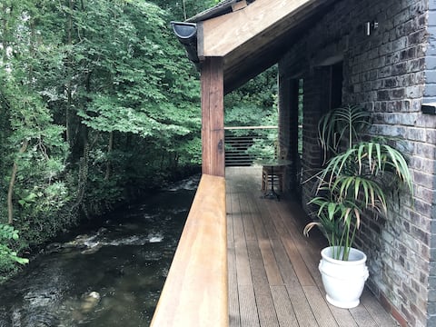 Stylish House By The River To Escape & Relax