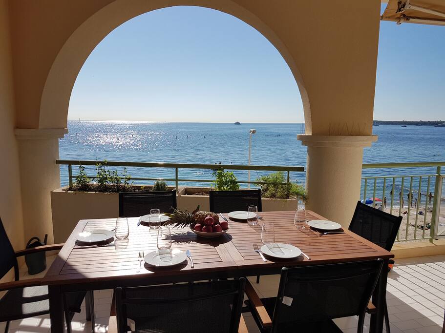 TERRASSE COTE REPAS AVEC TABLE 8/10 PERSONNES