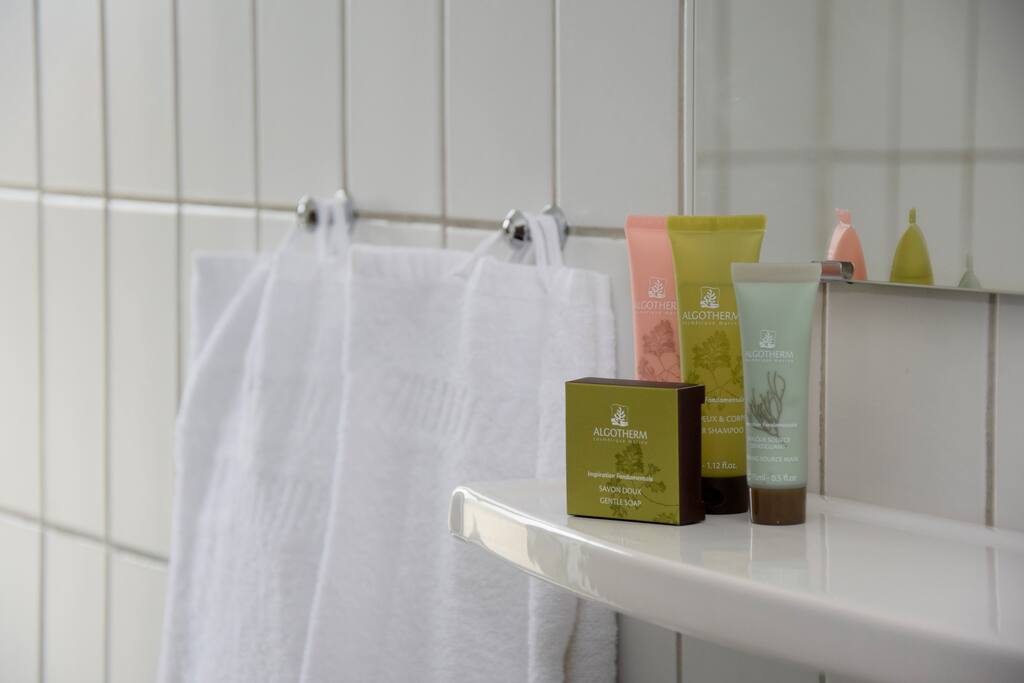Eget bad med håndklæder, shampoo og hårtørrer.