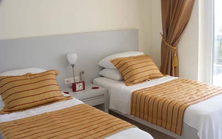 غرفة نوم ثانية (مزدوجة) - مع شرفة سفلية