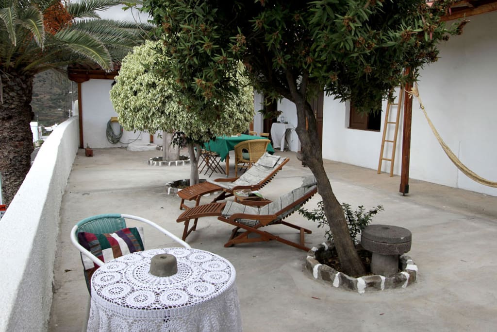 die große Terrasse mit Hängematte