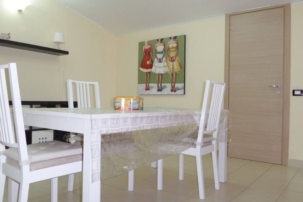 sala pranzo in soggiorno con tavolo allungabile