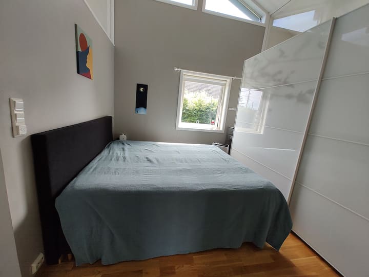 Პირველი საძინებელი მთავარ სართულზე