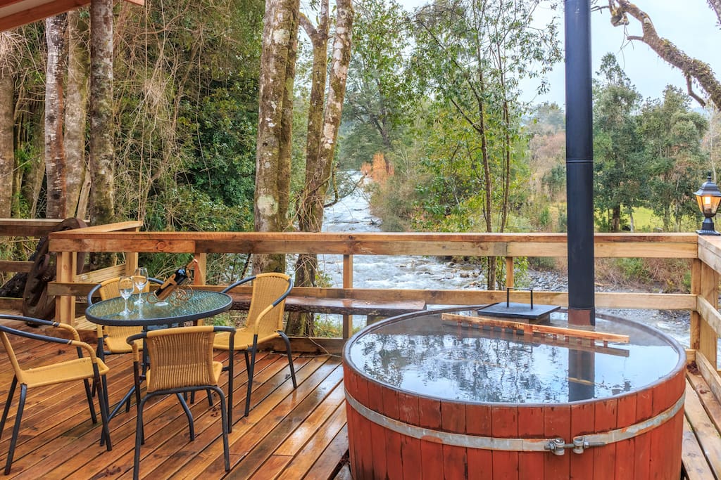 Preciosas casas de 85 m2, cada una posee 3 habitaciones y un baño (total camas por casa 5), con una terraza de 65m2 donde cada casa tiene empotrada una tinaja para baños de agua caliente exclusiva, donde disfrutaran de un sector campestre y de la majestuosa vista al volcán Calbuco, aromas de los arboles nativos y el sonido del Río Pescado, ademas cuanta con un excelente y cómodo quincho (living, chimenea, mesa de pool, asadera, comedor, barra y sala de recreo (160m2), con Wifi, TV satelital, hermoso lugar lleno de naturaleza con vista al río y volcanes, con acceso privado al lago Llanquihue (playa privada), zona tranquila, con hermosos jardines, pozones naturales y buena pesca.
