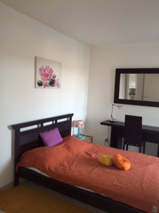 Chambre avec lit double et matelas neuf