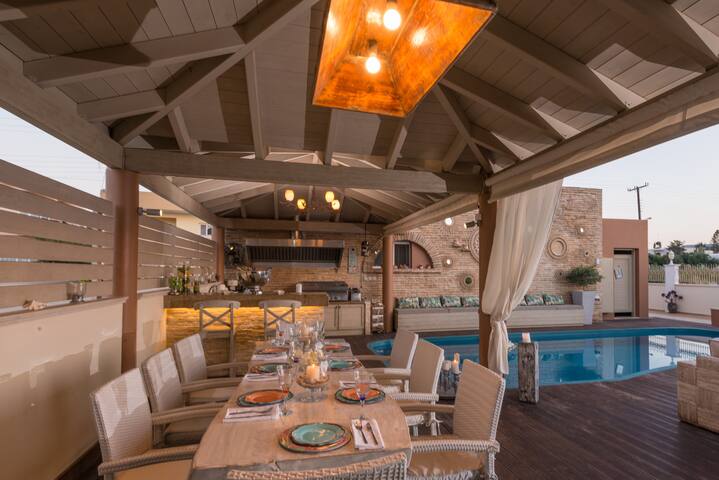 Marilyn Manor, Exclusive Hideaway & Private Pool gallery image 5