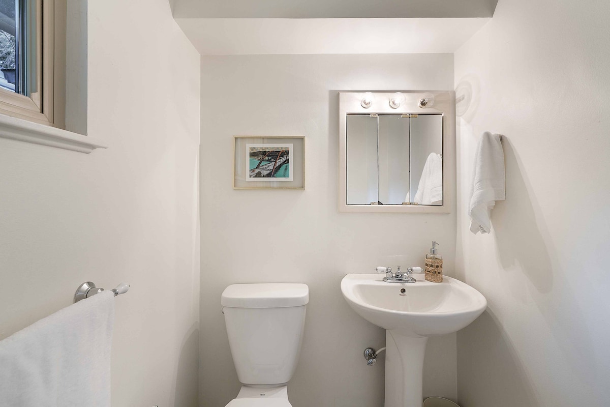 Sunny SoCo House: Explore Austin with Ease!