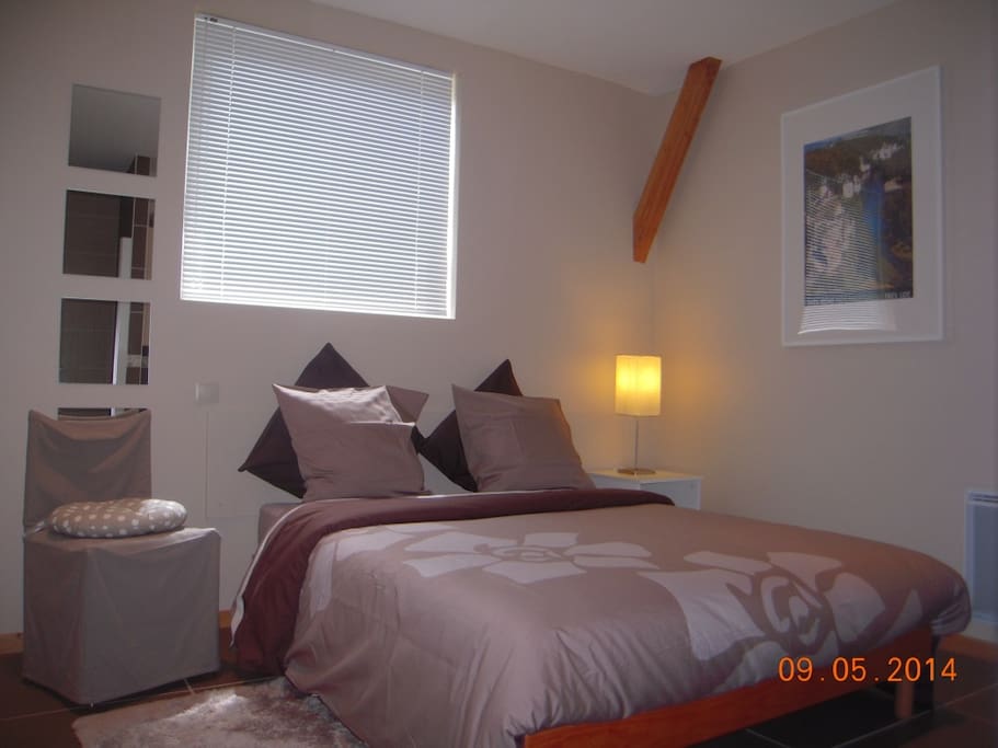 La chambre avec son lit double