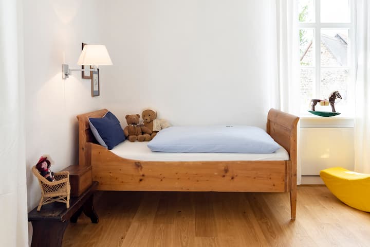 Bedroom 4 or children's room with single bed. Travel cots can be set up.