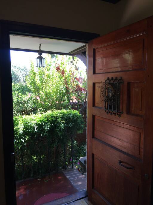 rodeada de jardines