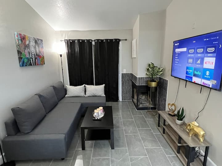 Relájate en la acogedora sala de estar, con una TV inteligente de 55pulgadas para transmitir tus programas y películas favoritos. El cómodo sofá se pliega fácilmente en una cama doble, lo que proporciona espacio adicional para dormir para huéspedes adicionales.